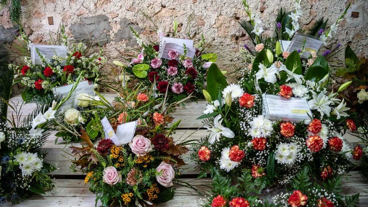 Diversas composiciones de flores en un entorno r&uacute;stico