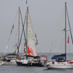 Veleros de la Global Sumud Flotilla en el mar con banderas