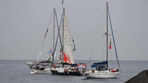 Veleros de la Global Sumud Flotilla en el mar con banderas