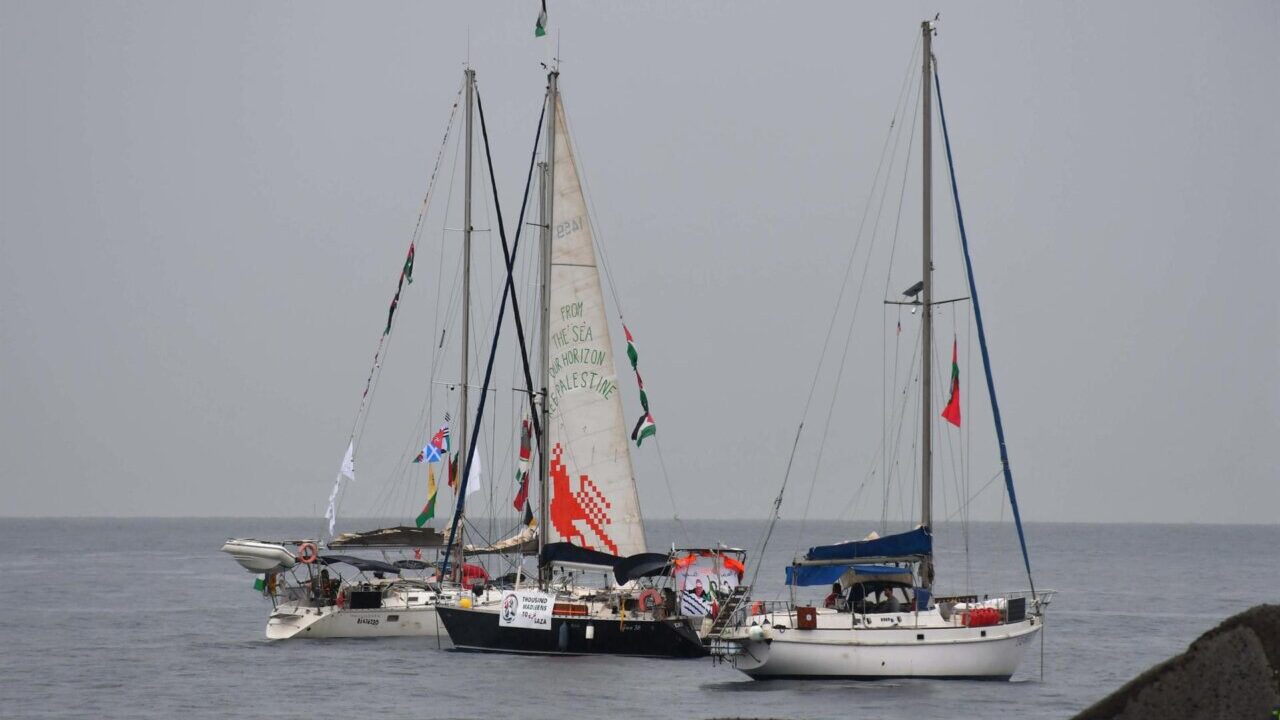 Veleros de la Global Sumud Flotilla en el mar con banderas