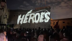 Proyección de la palabra HÉROES en el Castillo de San Carlos durante un evento