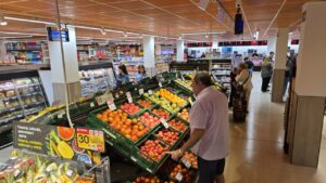 Interior del nuevo supermercado Eroski en Palma con productos frescos.