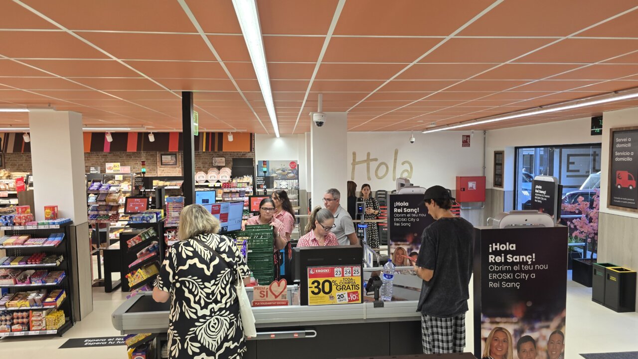 Interior del nuevo supermercado Eroski en la calle Rei Sanç, Palma.