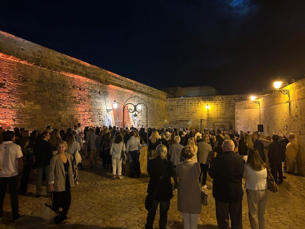 Presentación del proyecto HÉROES en el Castillo de San Carlos con una multitud.