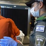 Agentes de seguridad israelíes trasladan a detenidos de la Flotilla Sumud.