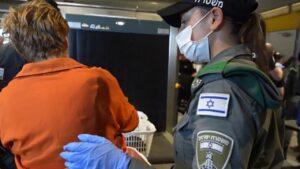 Agentes de seguridad israelíes trasladan a detenidos de la Flotilla Sumud.