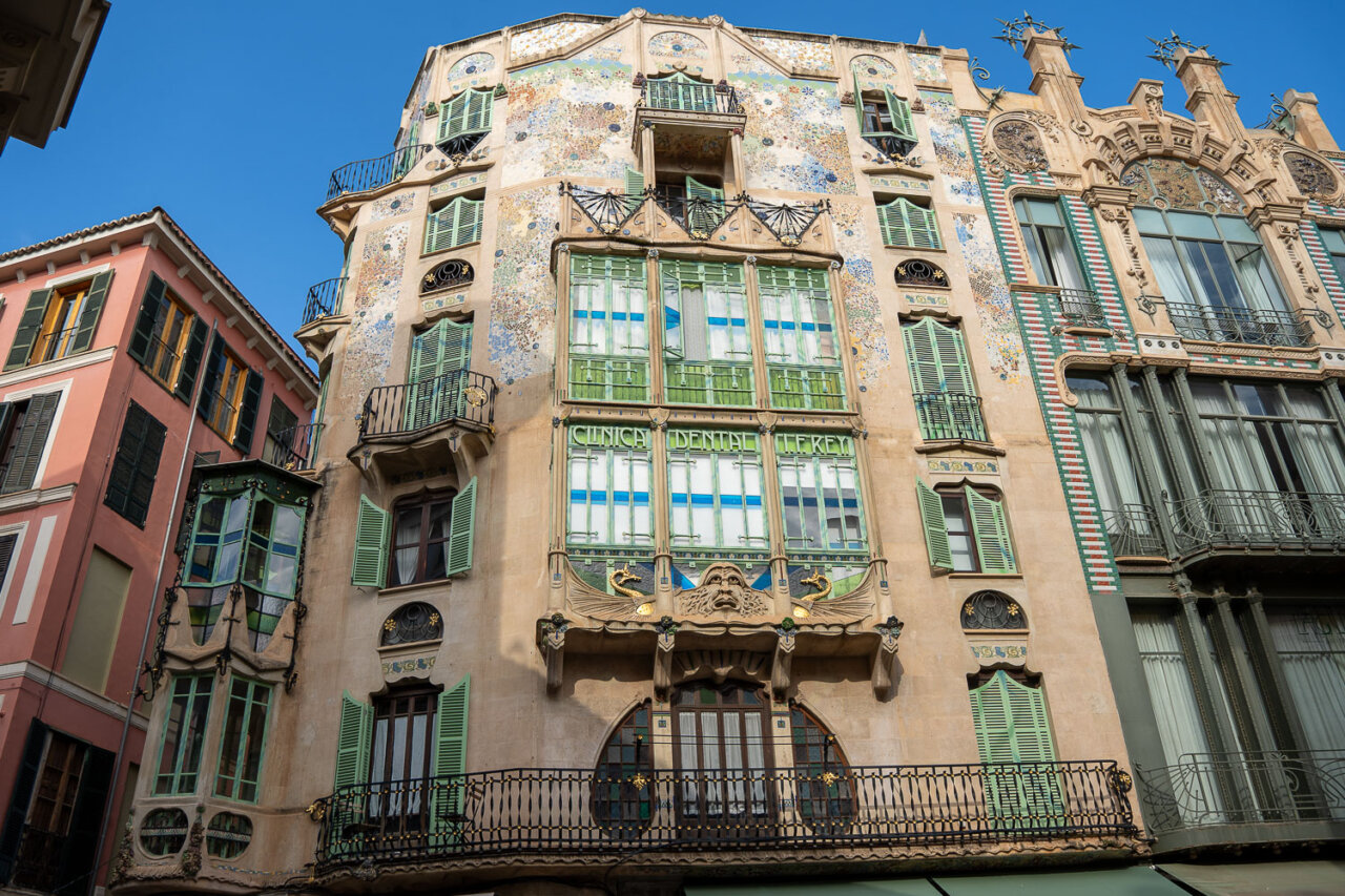 Vista del Edificio Águila en Mallorca con detalles arquitectónicos únicos.