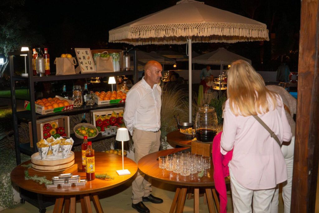 Evento de aniversario en Kimpton Aysla Mallorca con decoraci&oacute;n elegante y comida