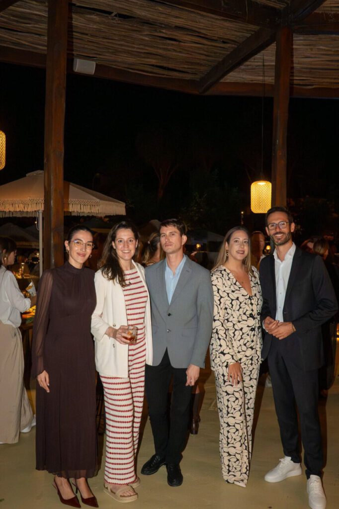 Grupo de personas celebrando el tercer aniversario de Kimpton Aysla Mallorca.