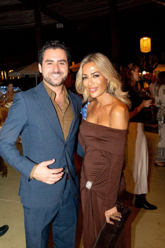 Pareja sonriente en la celebraci&oacute;n del tercer aniversario del hotel Kimpton Aysla Mallorca.