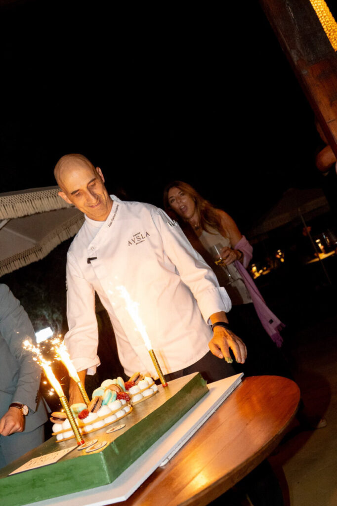 Chef presentando un pastel de aniversario en Kimpton Aysla Mallorca