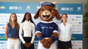 Jugadoras de tenis en el torneo WTA 125 en Mallorca con la mascota Champi.