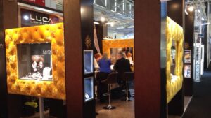 Stand de joyería de Luca Lorenzini en una feria con diseño elegante