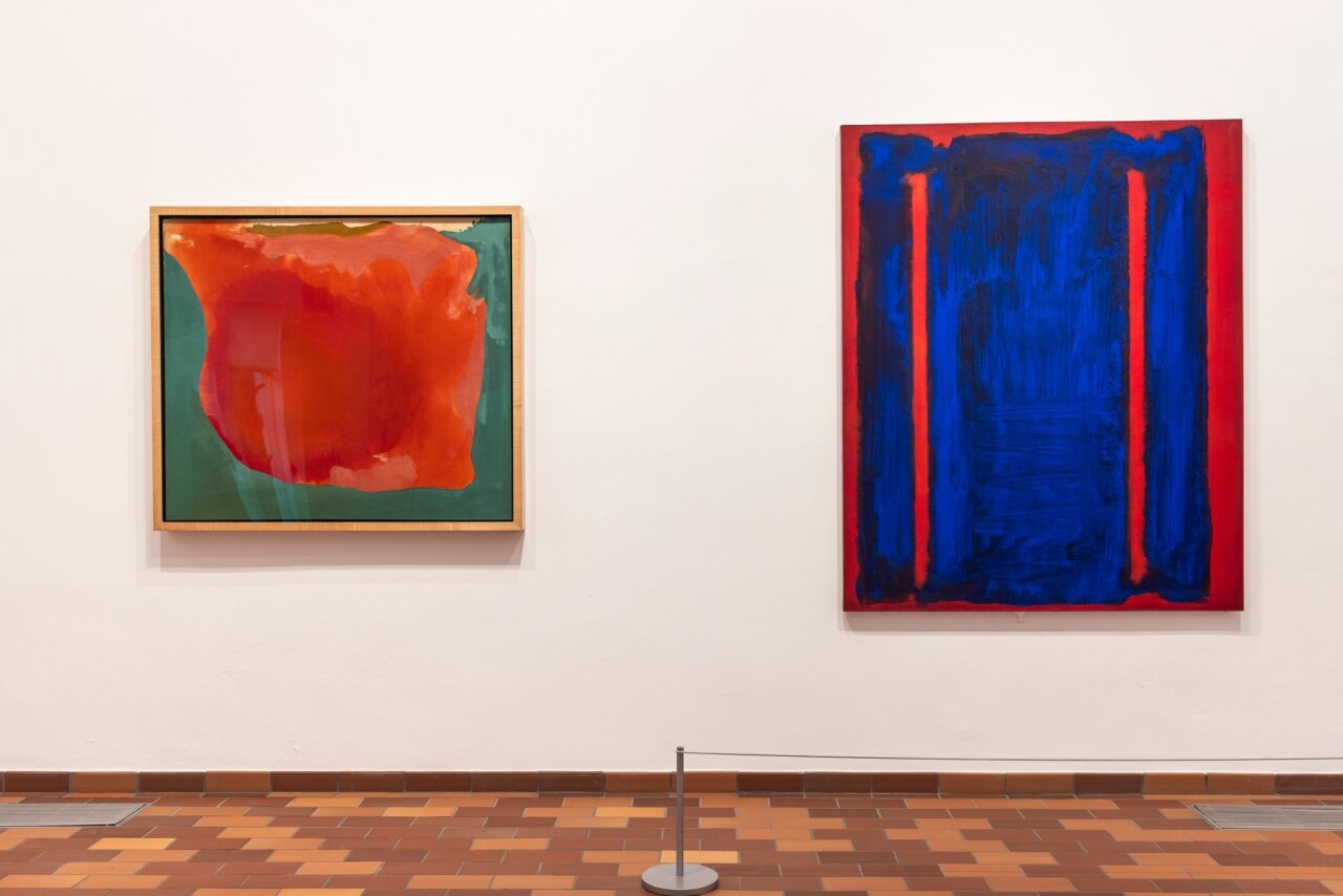Dos pinturas abstractas en la exposición de Miró y los Estados Unidos