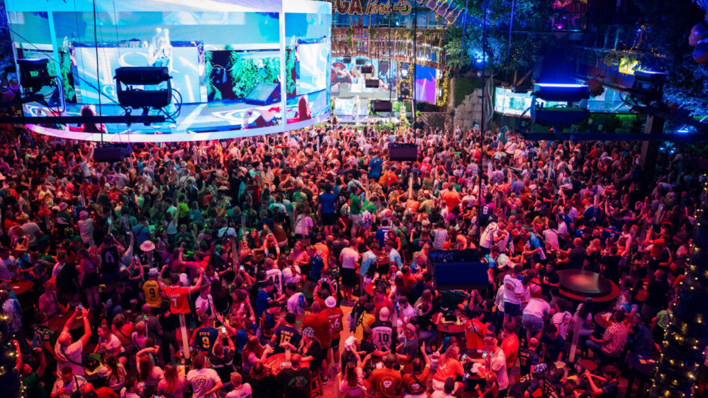 Vista del interior del MegaPark con una multitud disfrutando de un espectáculo