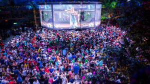 Multitud disfrutando de un espectáculo en MegaPark, Playa de Palma.