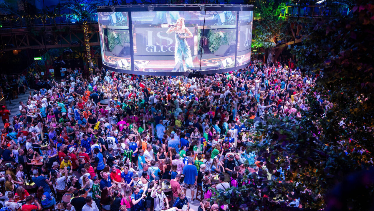 Multitud disfrutando de un espectáculo en MegaPark, Playa de Palma.