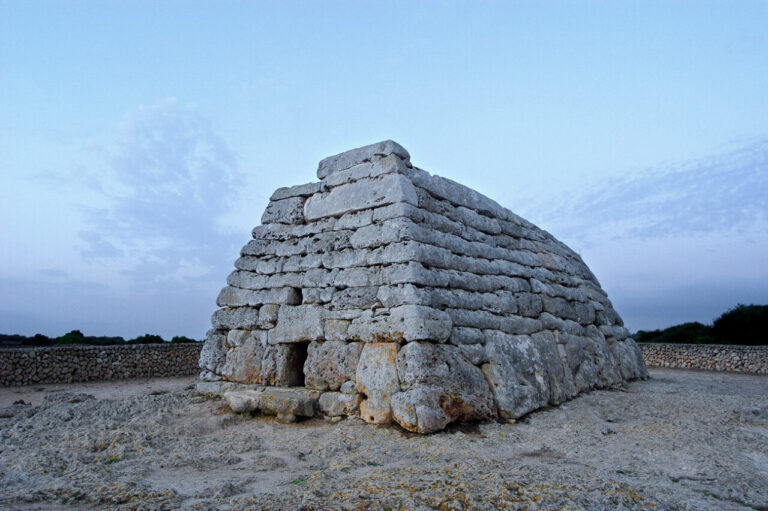 Estructura de la Naveta de Menorca al atardecer