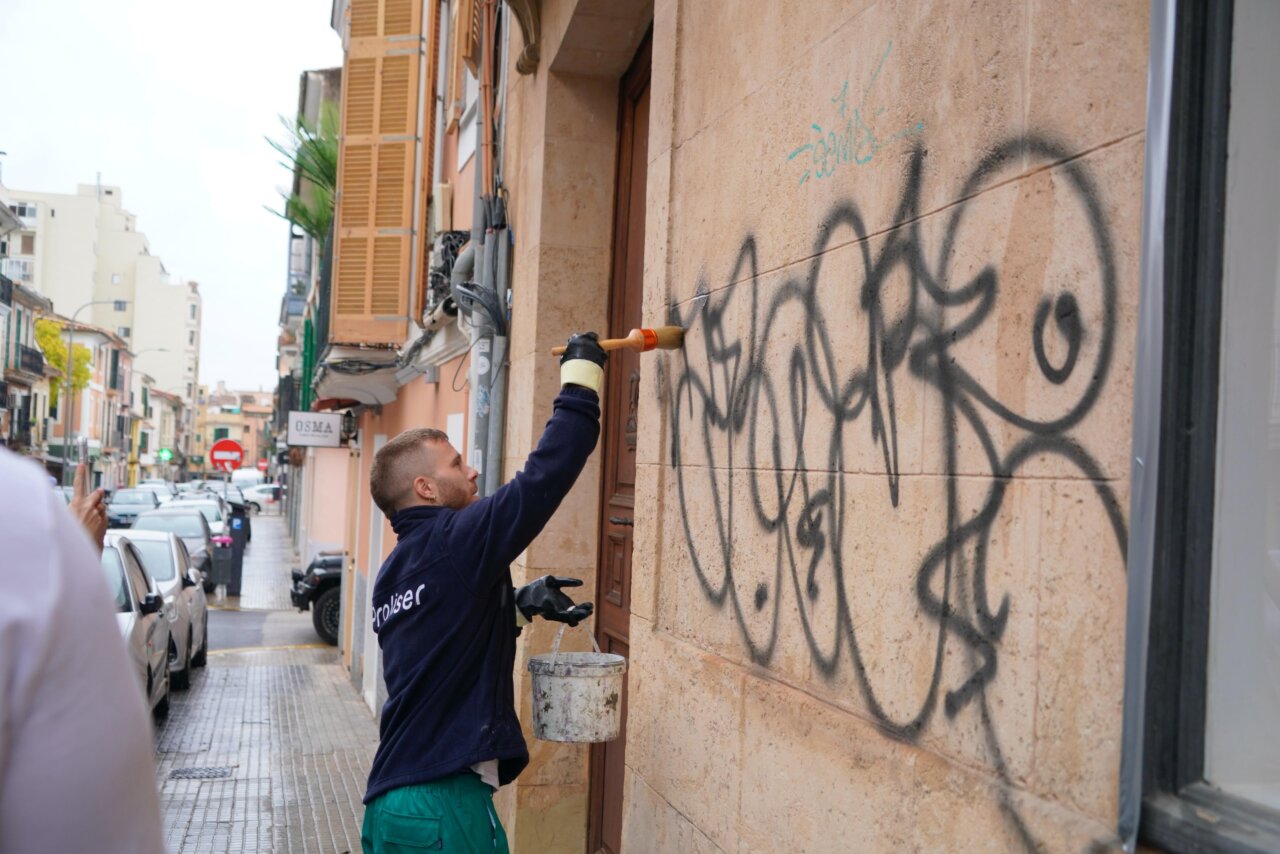 Un trabajador de Emaya realiza labores de limpieza de grafitis en Palma.