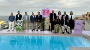 Grupo de personas en la presentación del Festival de Literatura Expandida en Magaluf