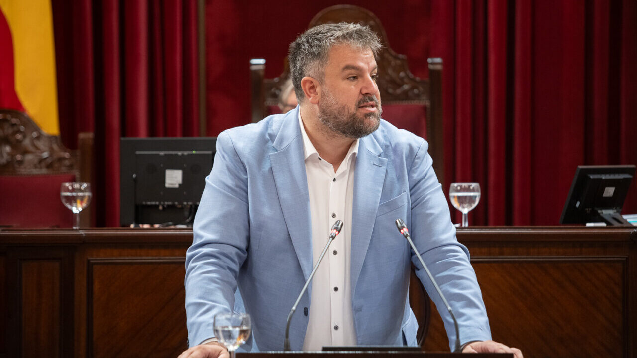 Hombre hablando en el parlamento durante un debate pol&iacute;tico
