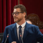 Hombre hablando en el Parlamento durante un debate pol&iacute;tico