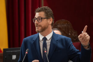 Hombre hablando en el Parlamento durante un debate pol&iacute;tico