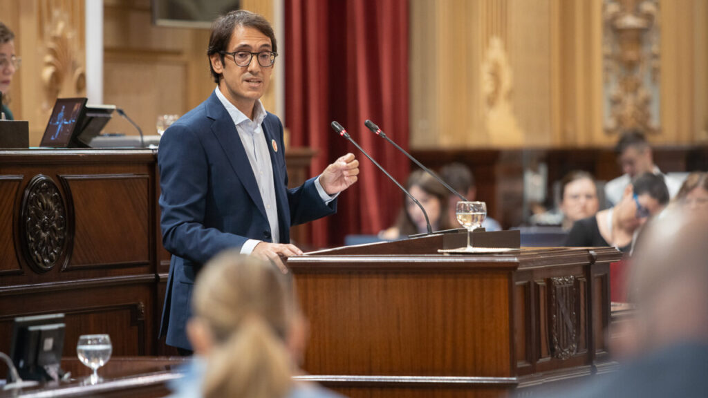 Un político hablando en el parlamento durante un debate