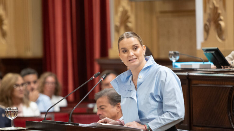Marga en el Parlament durante un debate de política general.