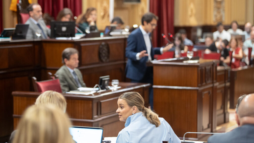 Debate en el Parlament con varios oradores y asistentes presentes