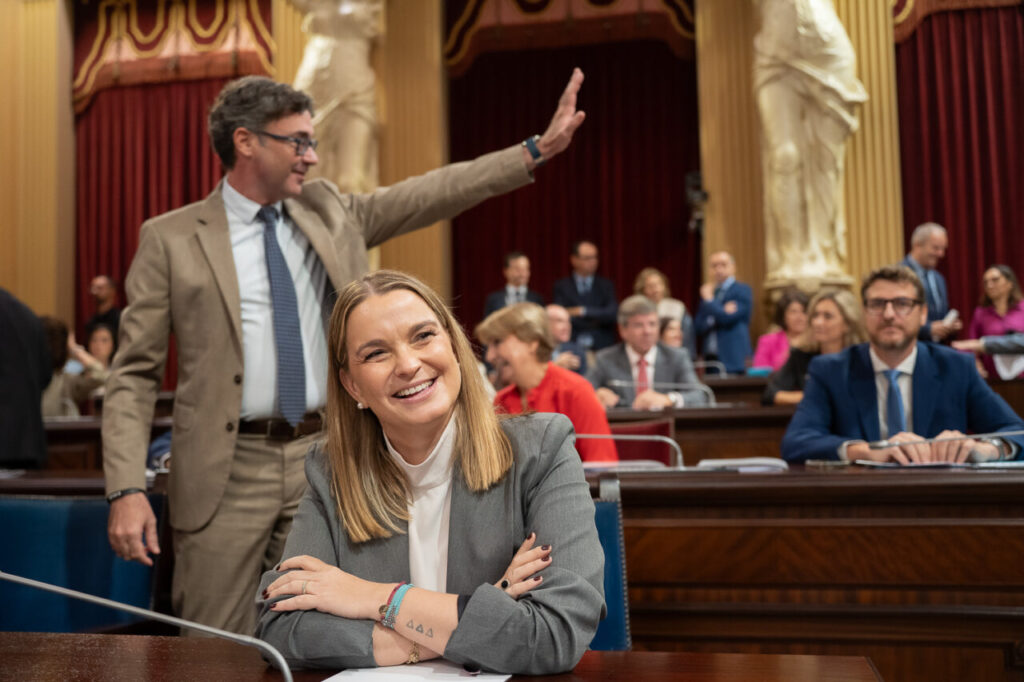 Marga Prohens sonriente en el Parlament durante un debate pol&iacute;tico
