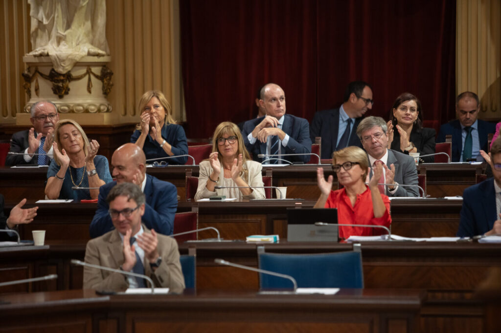Reuni&oacute;n del Parlament de Balears con Marga Prohens y otros miembros aplaudiendo