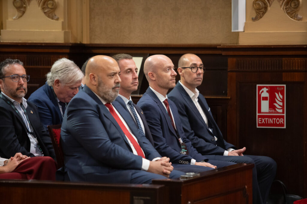 Reuni&oacute;n en el Parlament de Balears con Marga Prohens y otros asistentes.