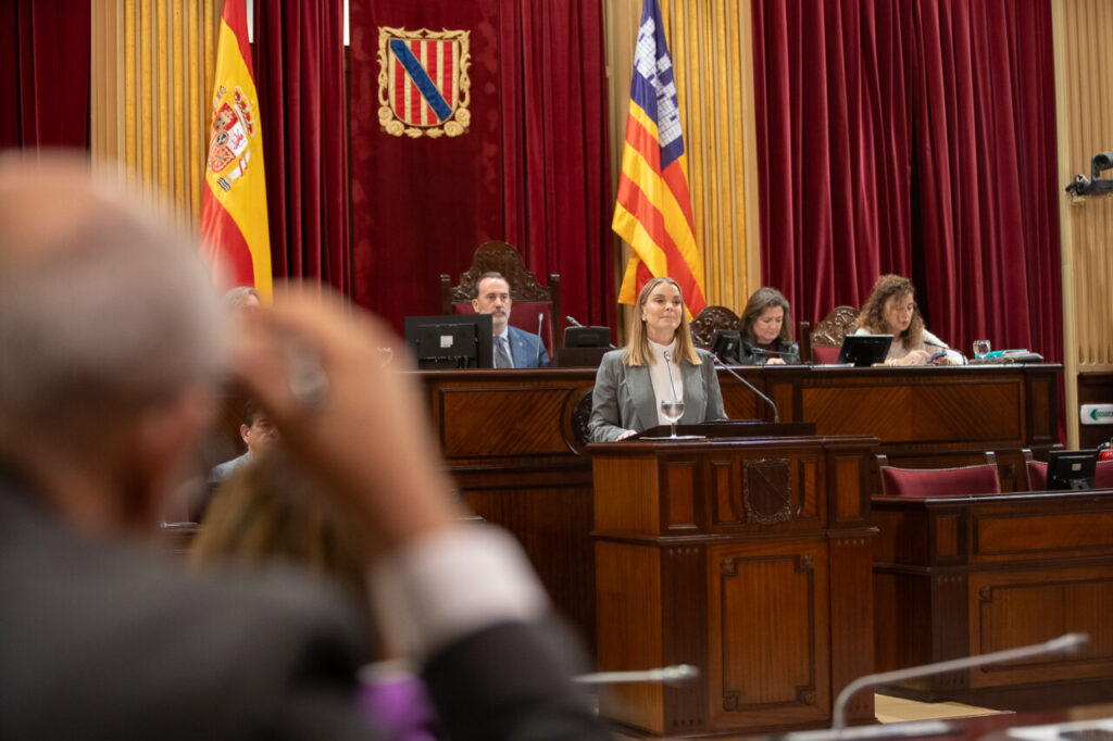 Marga Prohens presenta medidas en el Parlament de Balears