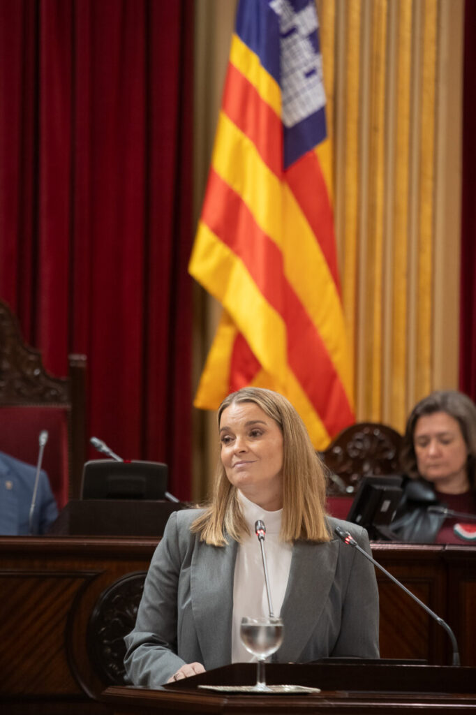 Marga Prohens durante su discurso en el Parlament de Balears