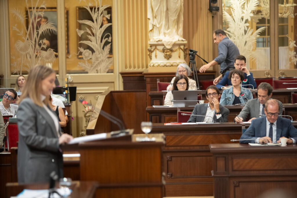 Marga Prohens presentando medidas en el Parlament de Balears