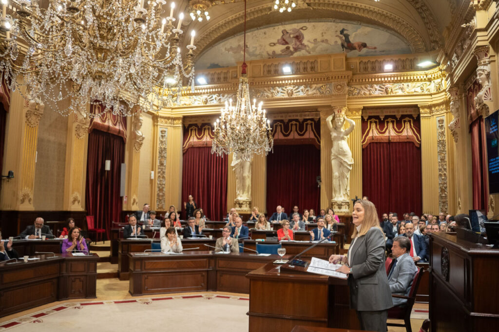 Marga Prohens presenta medidas en el Parlament de Balears