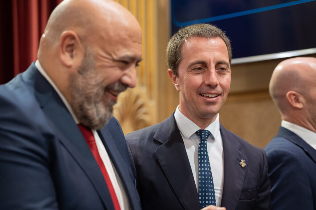 Marga Prohens y otros miembros del Govern en el Parlament de Balears