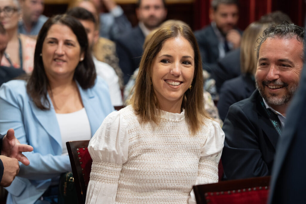 Marga Prohens sonriente en el Parlament durante un debate pol&iacute;tico