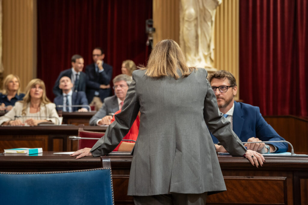 Marga Prohens en el Parlament de Balears durante un debate pol&iacute;tico
