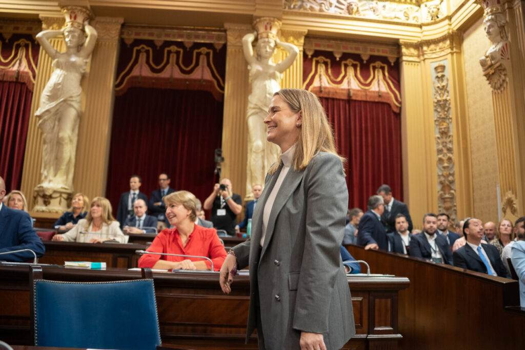 Marga Prohens en el Parlament durante un anuncio de medidas legislativas.