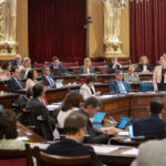 Reuni&oacute;n en el Parlamento con varios representantes discutiendo temas importantes.