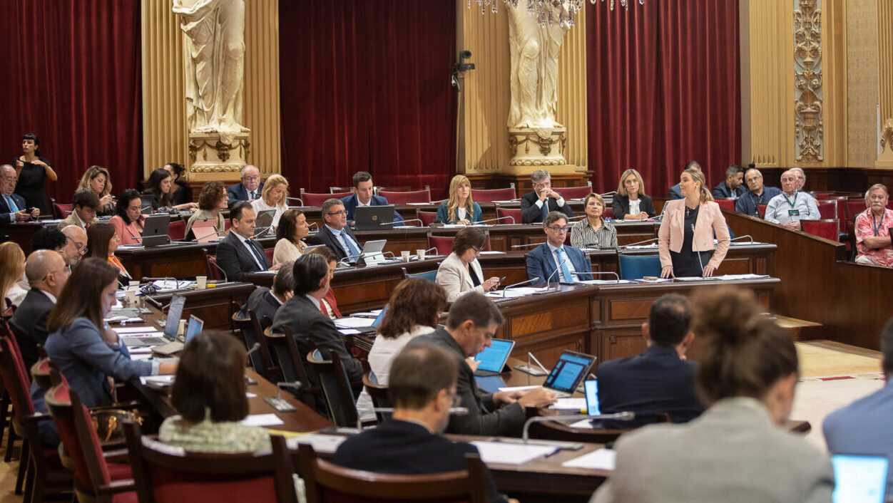 Reuni&oacute;n en el Parlamento con varios representantes discutiendo temas importantes.