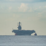 Vista del portaaviones USS Gerald R. Ford fondeado en Palma