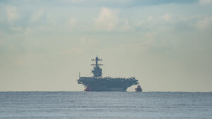 Vista del portaaviones USS Gerald R. Ford fondeado en Palma