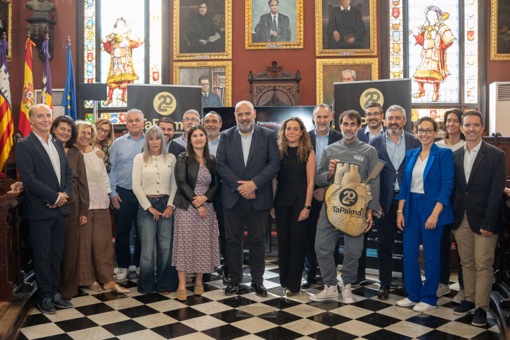 Grupo de personas en la presentación de Tapalma en el Ayuntamiento
