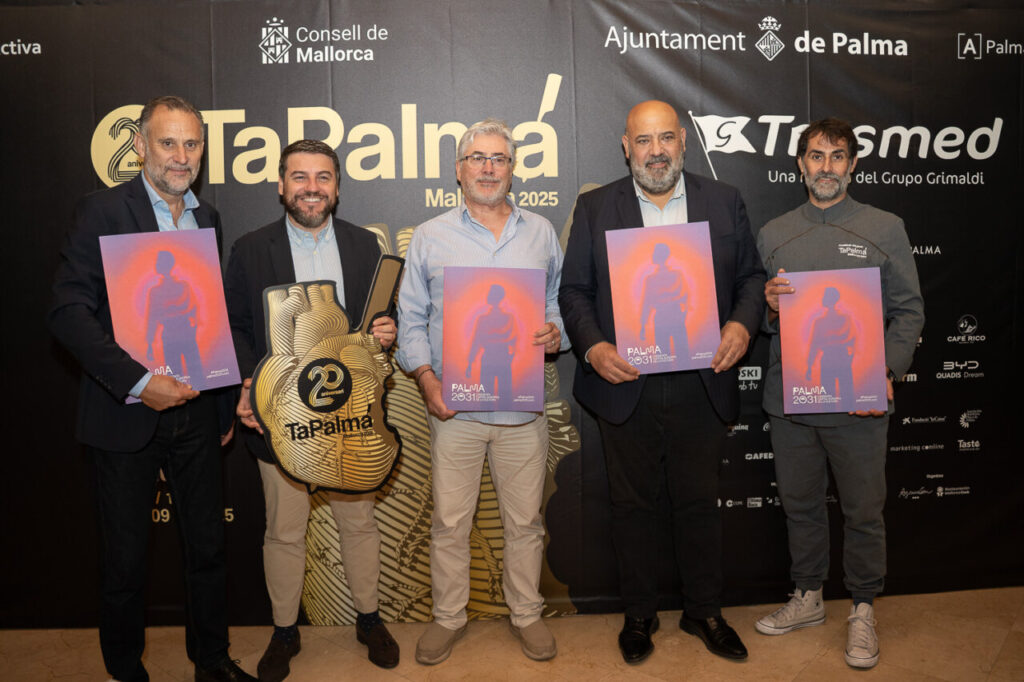 Presentación del evento TaPalma con varios participantes mostrando carteles