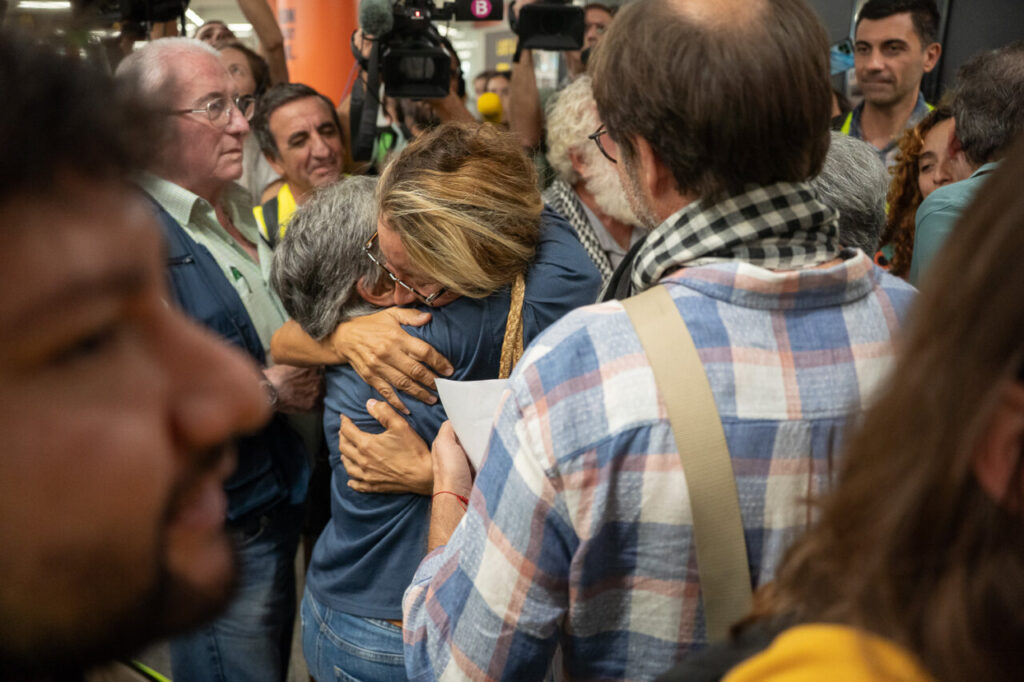 Reencuentro emotivo entre varias personas en un aeropuerto