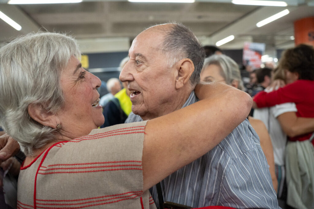 Reyes Rigo abrazando a Luc&iacute;a Mu&ntilde;oz en un evento en Palma.