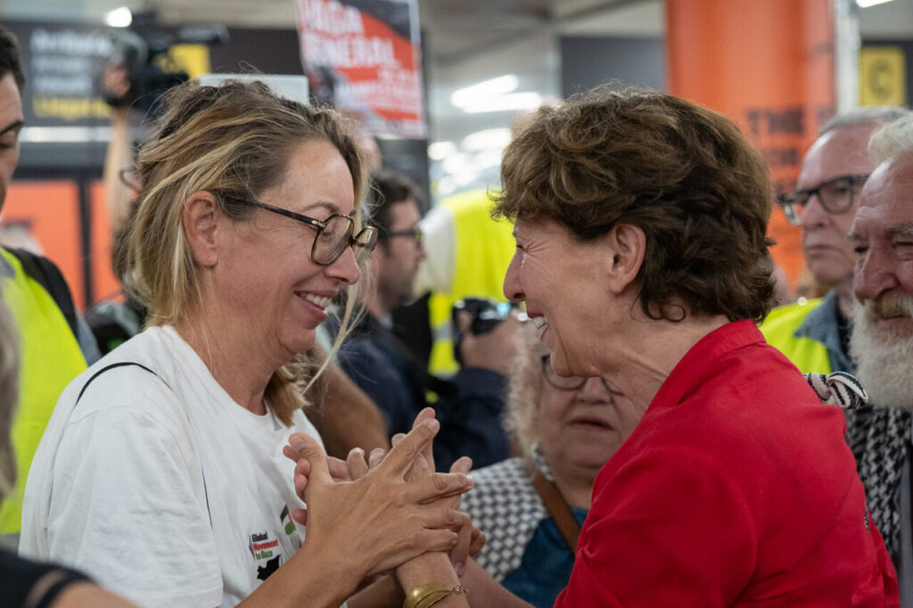 Reyes Rigo interactuando con Luc&iacute;a Mu&ntilde;oz y Alejandra Mart&iacute;nez en Palma.